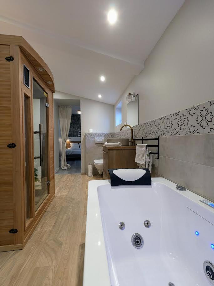 Le Boheme, Sauna & Spa Riorges المظهر الخارجي الصورة