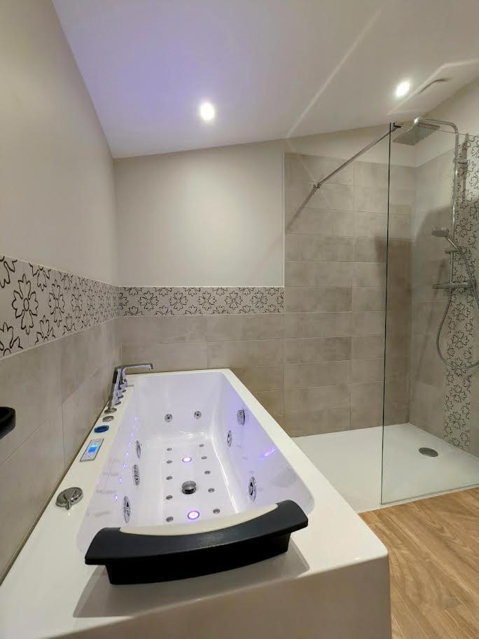 Le Boheme, Sauna & Spa Riorges المظهر الخارجي الصورة
