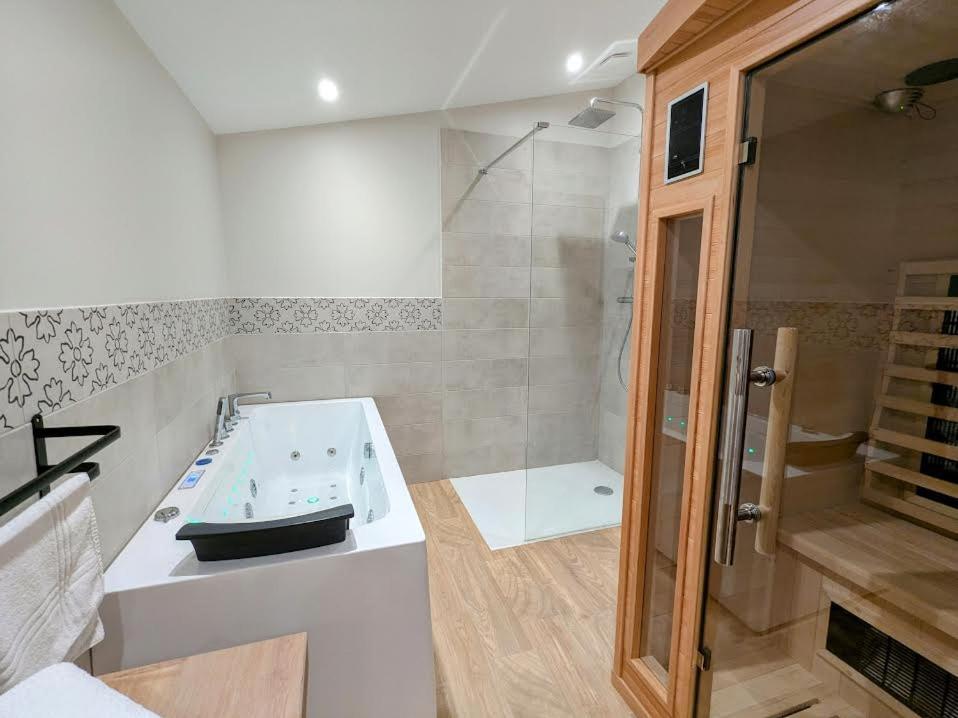 Le Boheme, Sauna & Spa Riorges المظهر الخارجي الصورة