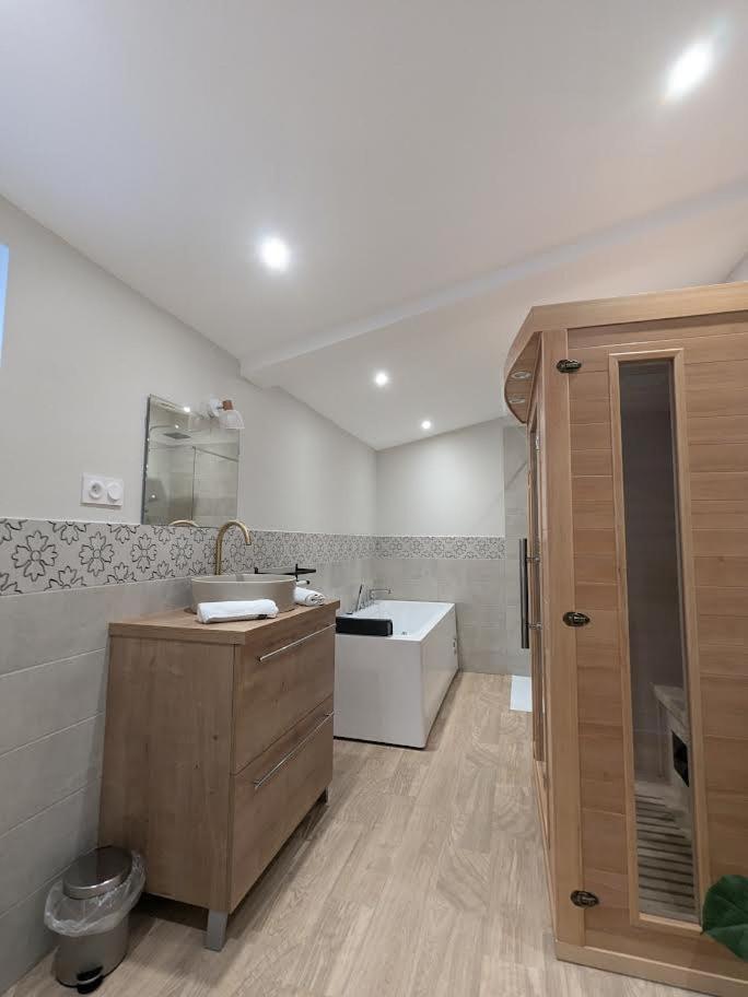 Le Boheme, Sauna & Spa Riorges المظهر الخارجي الصورة